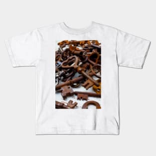 Pile Of Rusty Old Skeleton Keys Kids T-Shirt